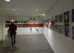 Sambil menjelajahi isi Wembley, setiap pengunjung bisa menyaksikan rekaman sepakbola Inggris melalui gambar-gambar yang dipajang di dinding-dindingnya.