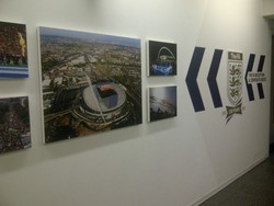 Foto-foto pembangunan Wembley pun dipamerkan di dinding dalam stadion.