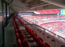 Sebuah sudut pandang ke arah lapangan dari sektor royal box.