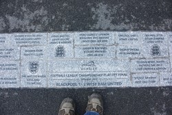 Sejumlah pertandingan penting di stadion Wembley dibuatkan sebagai walk of fame.