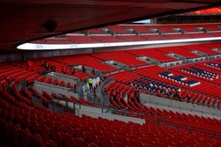 Begitu pertandingan selesai dan penonton telah meninggalkan stadion, para petugas langsung membersihkan dan membenahi kursi-kursi.