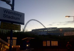     Tampak dari kejauhan, bagian atas stadion yang menjadi ciri khas Wembley. Stadion ini merupakan dibangun dari 2002 sampai 2007, menggantikan Wembley lama yang didirikan pada tahun 1923.