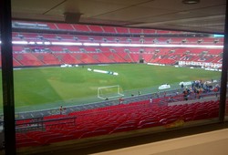 Sudut pandang lapangan dari areal press room di bagian atas stadion.