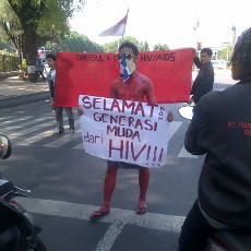 Deva Rela Telanjang Dada di Jalan Untuk Peringati Hari AIDS Sedunia