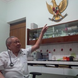 Kisah Dokter Lo, Dokter Gratis dari Solo