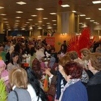 Ribuan Pengunjung Serbu Batik dan Kuliner Indonesia