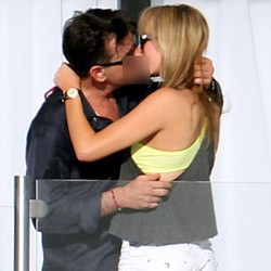 Lagi, Charlie Sheen Kepergok Ciuman dengan Bintang Film Porno