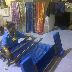 Sehelai Kain Tenun Buton Diperebutkan 40 Orang