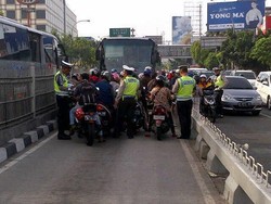 5 Reaksi Pemotor Penyerobot Busway Saat Ditilang Setengah Juta oleh Hakim