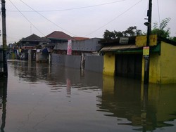 Usai Diguyur Hujan Lebat, Puluhan Rumah Terendam Air di Ciledug