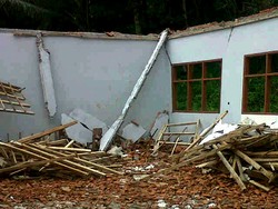 Baru 3 Tahun Direnovasi, Atap Sekolah di Pangandaran Ini Sudah Ambruk