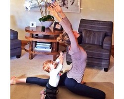 Lucunya Aksi Putri Gisele Bundchen yang Masih 11 Bulan Ikut Yoga