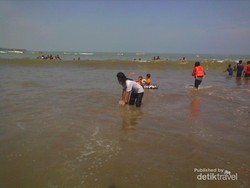 7 Jam Terjebak Macet Sebelum Menikmati Indahnya Pantai Carita