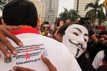 Tanpa Risih dan Ragu, Ahok Memeluk Erat Seorang Pengidap HIV