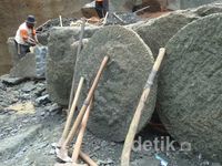 Penambang Batu Raksasa di Pacitan