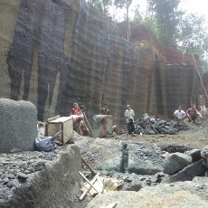 Kisah Para Pria Perkasa Pemecah Batu dari Pacitan