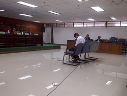 Minta Dihukum Ringan, Pegawai MA Menangis Baca Pembelaan