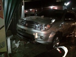Fortuner Tabrak Warteg dan 2 Motor di Ciputat