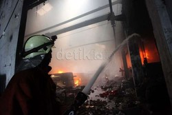 Toko Mebel Dilalap Api di Pondok Gede, 6 Unit Damkar Diterjunkan