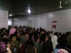 Cairkan KJP, Orang Tua Siswa Penuhi Kantor Bank DKI Matraman