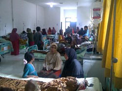 Pikap Tabrak Angkutan Kota, 1 Orang Tewas dan 31 Terluka