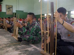 Ini Baru Top! Prajurit TNI dan Brimob di Karawang Kompak Main Angklung