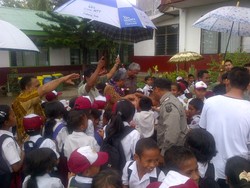 Walau Diguyur Hujan, Siswi SD GMIT SOE 1 Kupang Antusias Sambut Mendikbud