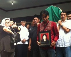 Puluhan Orang Mengikuti Salat Jenazah Almarhum Mulyana W Kusumah