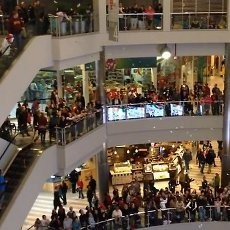 Tebar Uang Tunai Rp 11 Juta di Mal, Pria AS Ditangkap Polisi