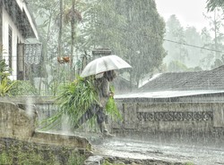 Hujan Menemani Ketika Pulang
