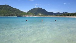 Byur! Nyemplung di Pantai Lampuuk, Aceh