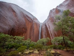 Air Terjun Mendadak Muncul di Gunung Keramat Suku Aborigin