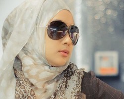 Hijab Style: Dian Ayu, Make-up Artist & Pemilik Label AKIA