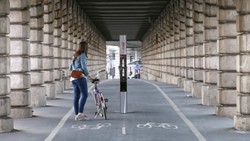 Diet Coke di Paris Dijual Dalam Vending Machine yang Tipis Ramping