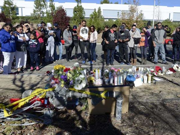 Fans Berduka di Lokasi Kecelakaan Paul Walker