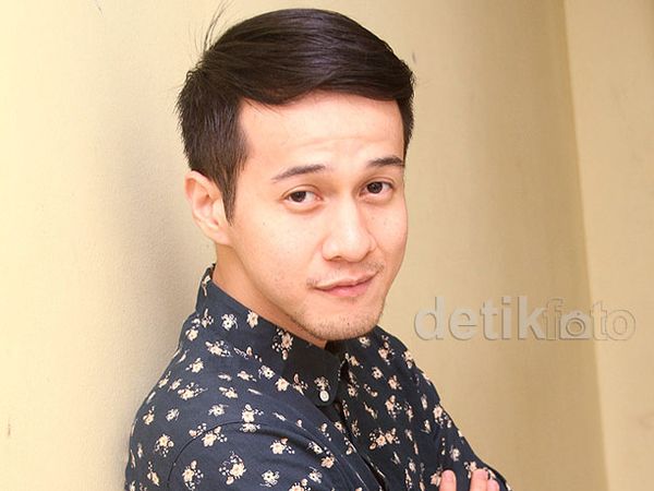Pose Cool Herjunot Ali