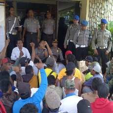 Ratusan Warga di Bojonegoro Tuntut Kematian Korban Kecelakaan Diselidiki