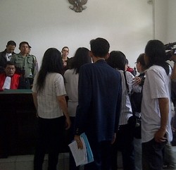 Usai Sidang, Keluarga Sisca Yofie Menyerbu Majelis Hakim