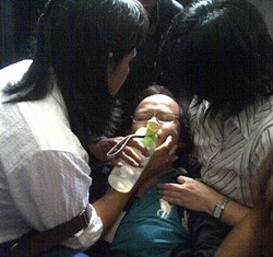 Kakak Sisca Yofie Pingsan Usai Sidang Kematian Adiknya