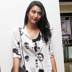 Gaya Tyas Mirasih dengan Blus Tengkorak