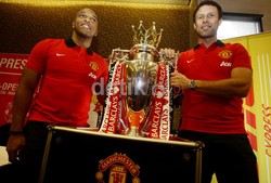 Dua pemain legenda Manchester United, Quinton Fortune dan Ronny Johnsen juga memboyong Throphy Tour BPL 2013 yang ke-20 yang telah mereka raih.     