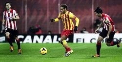 Neymar melakukan serangan ke pertahanan Athletic Bilbao. Reuters/Vincent West.