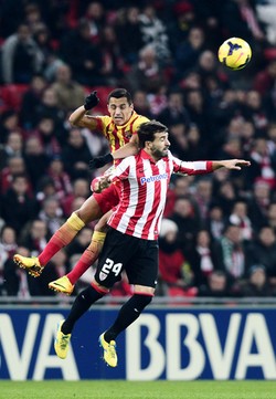 Mikel Balenziaga berebut bola dengan Alexis Sanchez. Reuters/Vincent West.