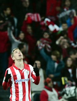 Iker Muniain merayakan gol yang dibuatnya di menit ke-71. Reuters/Vincent West.