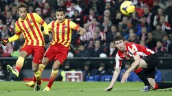 Neymar melepaskan tendangan ke gawang Athletic Bilbao. Namun usahanya untuk membuat gol tidak membuahkan hasil. Reuters/Joseba Etxaburu.