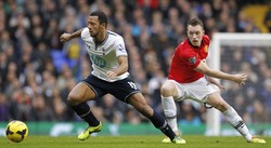 Phil Jones melakukan penjagaan ketat terhadap Mousa Dembele. AFP/Ian Kington.