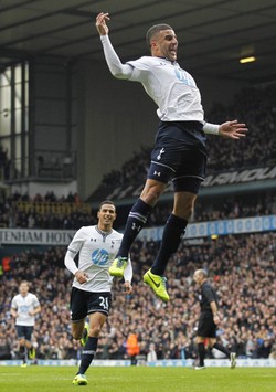 Kyle Walker merayakan gol yang dibuatnya di menit ke-18. AFP/Ian Kington.