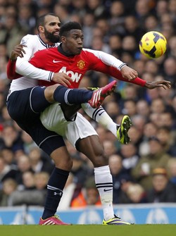 Sandro berusaha merebut bola dari Danny Welbeck. Dalam pertandingan ini, Sandro berhasil menambah keunggulan untu Spurs di ke-54. AFP/Ian Kington.
