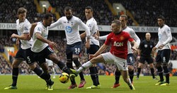 Tom Cleverley mendapat penjagaan ketat dari para pemain Spurs. AFP/Ian Kington.