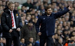 David Moyes dan Andre Villas-Boas tampak serius mengamati jalannya pertandingan. AFP/Ian Kington.